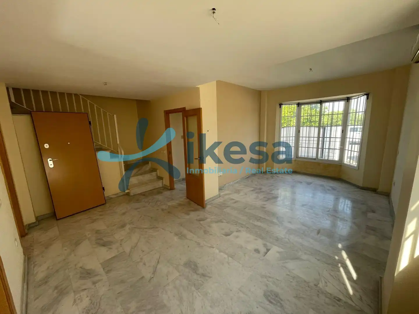 Casa adosada en venda en Gerena amb Jardí privat