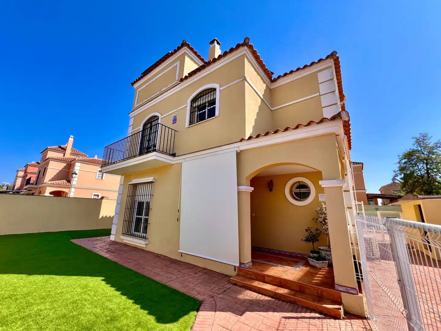 Vista exterior de Casa o chalet en venta en Espartinas con Aire acondicionado, Jardín privado y Terraza