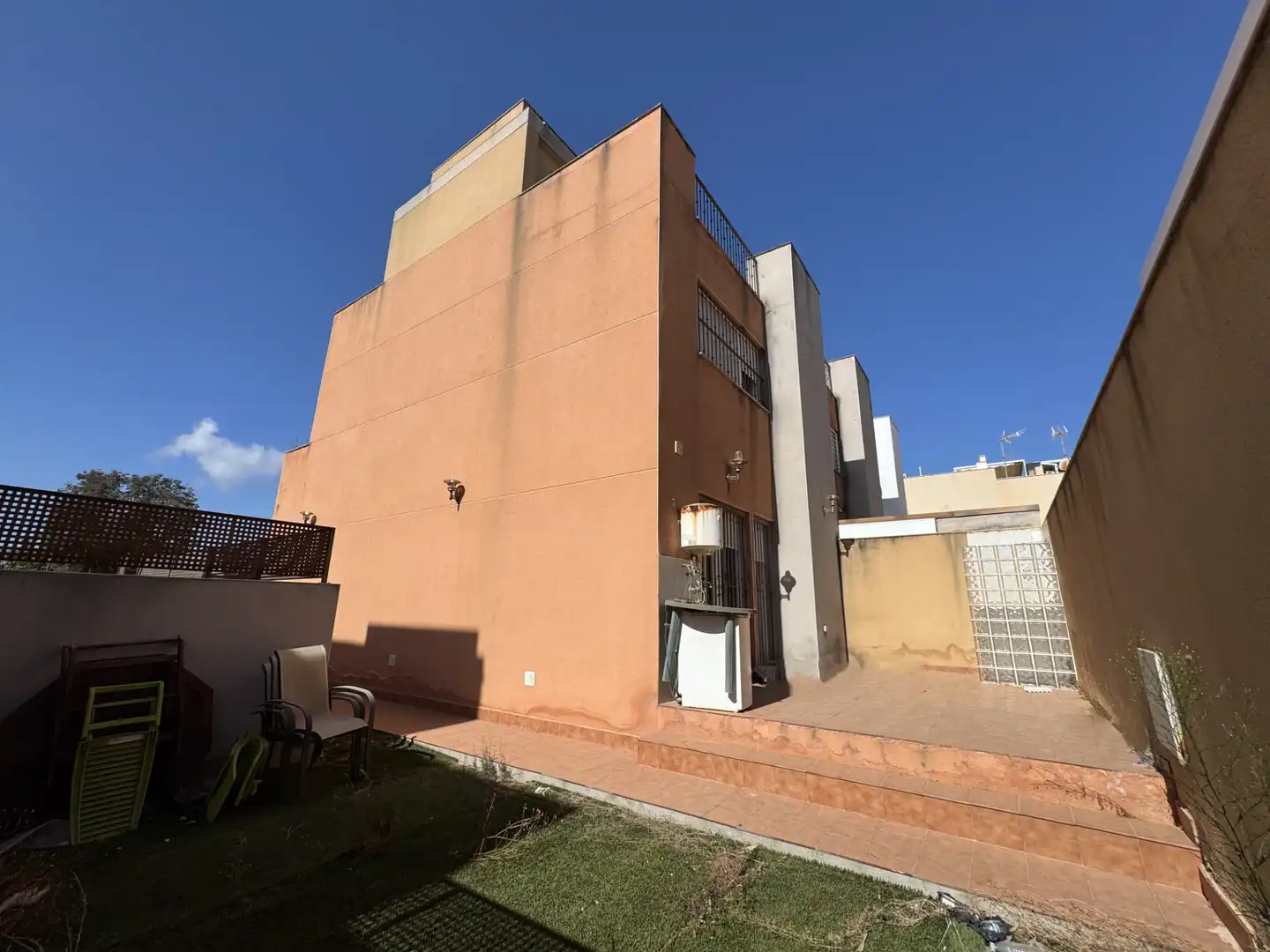 Vista exterior de Casa adosada en venda en Pilar de la Horadada amb Aire condicionat, Jardí privat i Terrassa