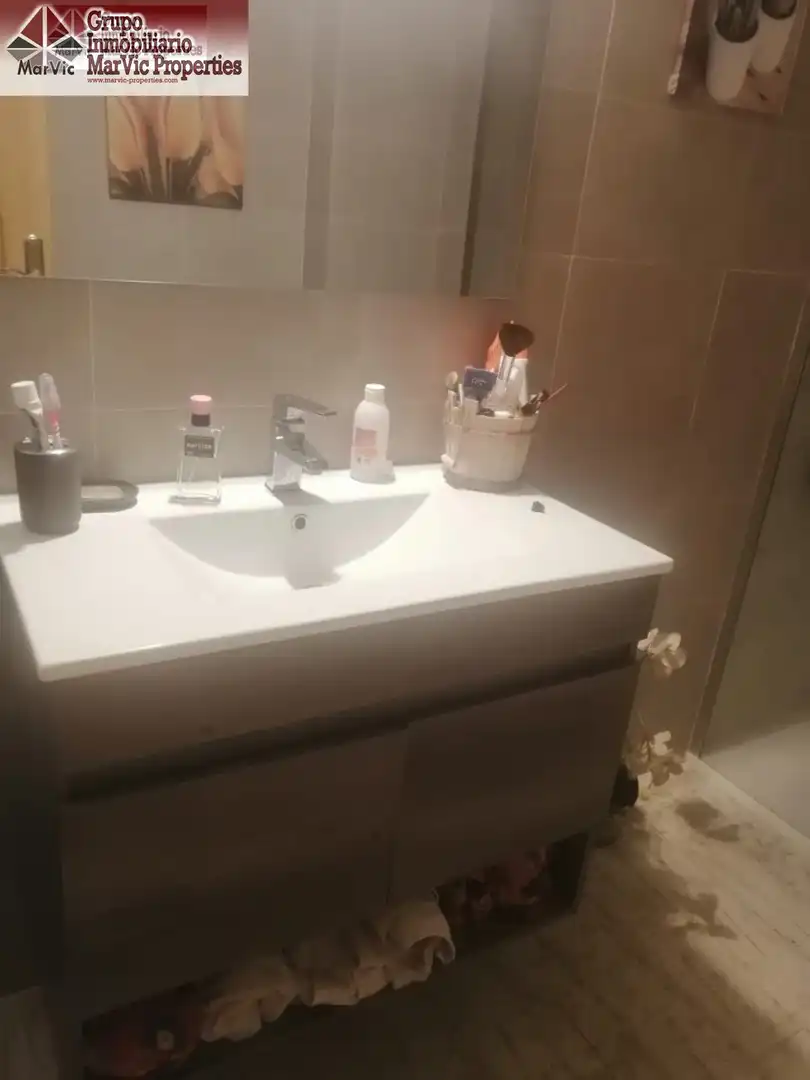 Baño de Apartamento en venta en Benidorm con Jardín privado, Amueblado y Piscina comunitaria