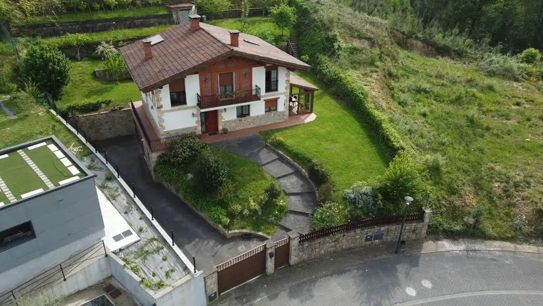 Vista exterior de Casa o xalet en venda en Ermua amb Calefacció, Jardí privat i Terrassa