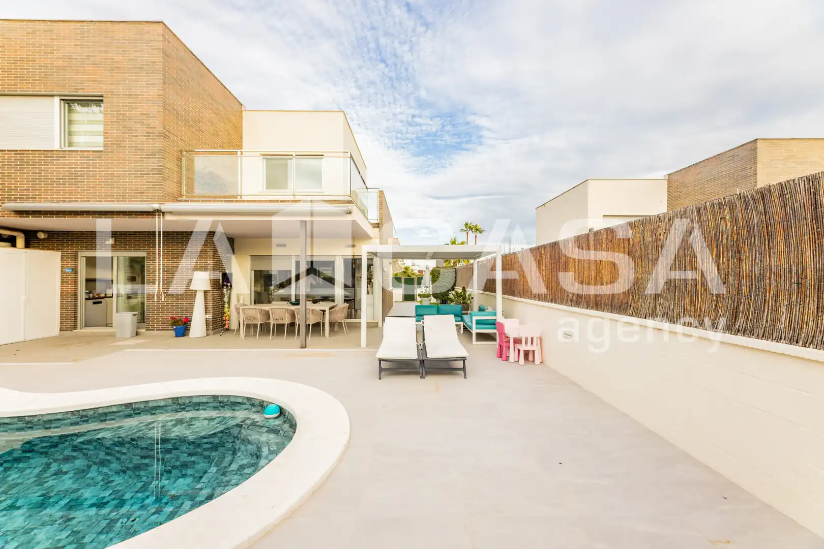 Vista exterior de Casa adosada en venda en Chiva amb Aire condicionat, Calefacció i Jardí privat