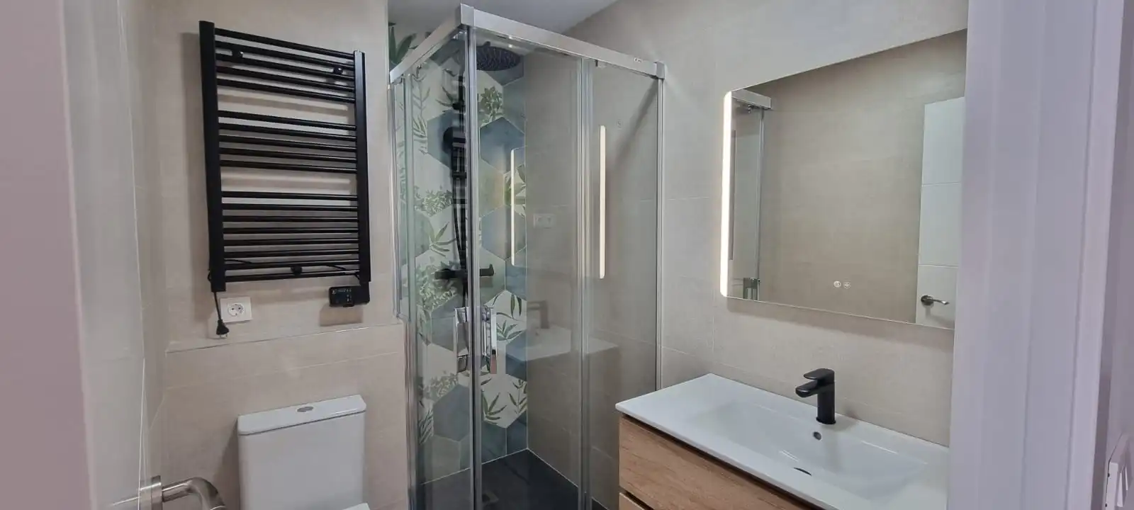 Bathroom of Study for rent in Madrid  with Air Conditioner, Heating and Oven