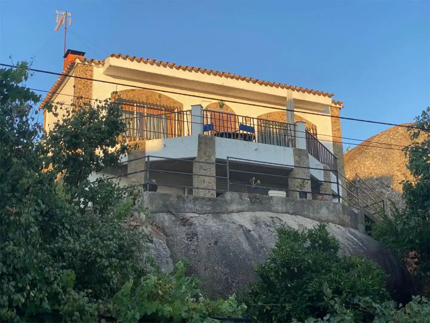 Vista exterior de Casa o xalet en venda en Valencia de Alcántara amb Aire condicionat i Balcó