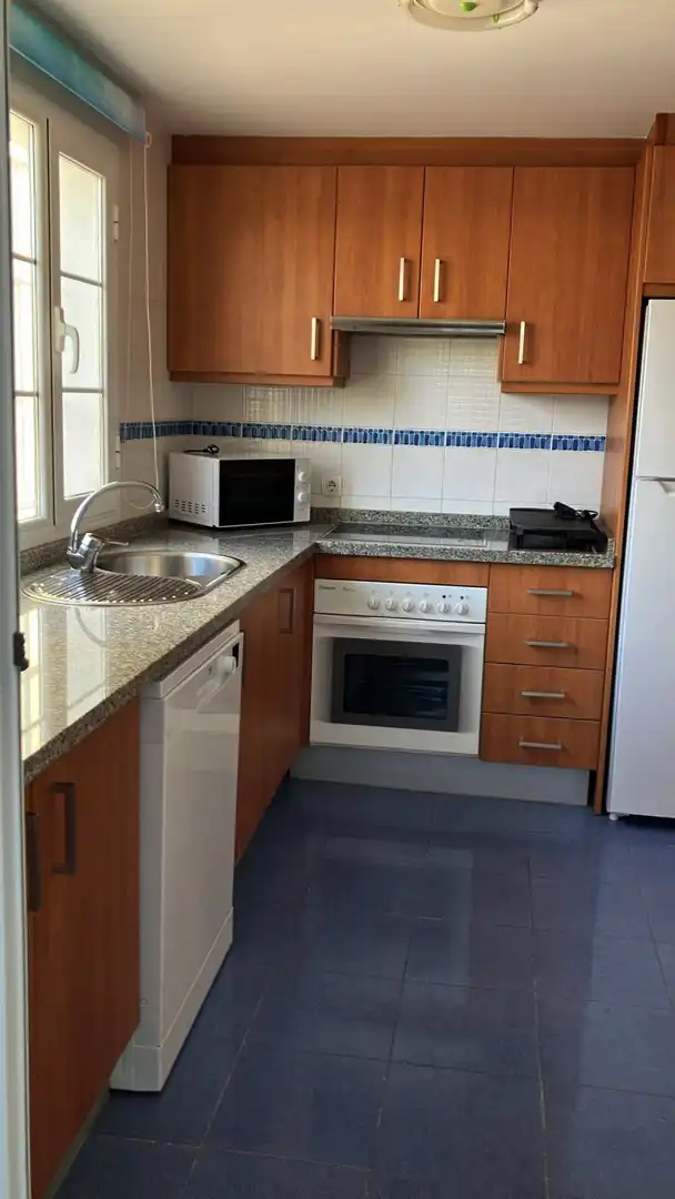 Küche von Einfamilien-Reihenhaus zum Verkauf in Estepona mit Klimaanlage, Terrasse und Schwimmbad