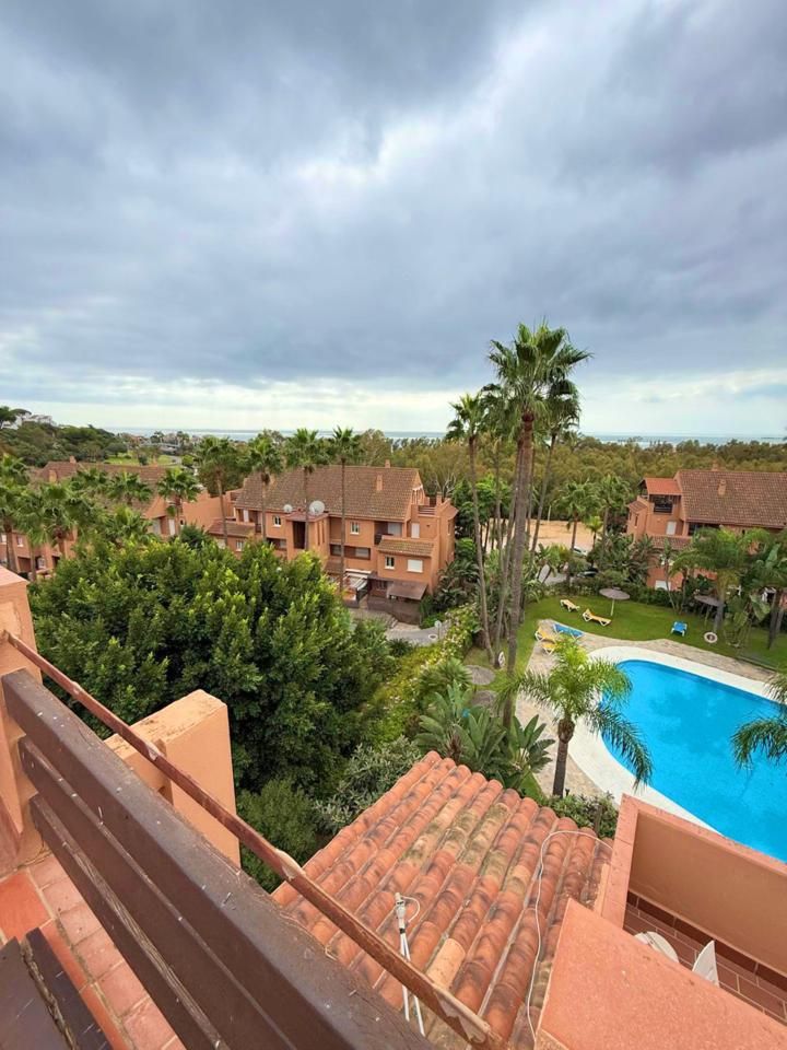 Vista exterior de Àtic en venda en Casares amb Terrassa i Piscina comunitària