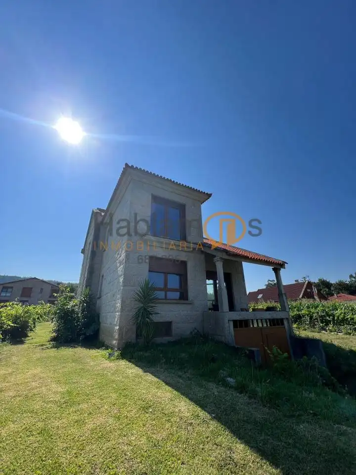 Vista exterior de Casa o xalet en venda en Sanxenxo amb Jardí privat