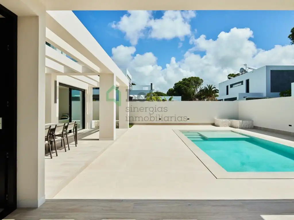 Terraza de Casa o chalet en venta en Chiclana de la Frontera con Aire acondicionado, Calefacción y Jardín privado