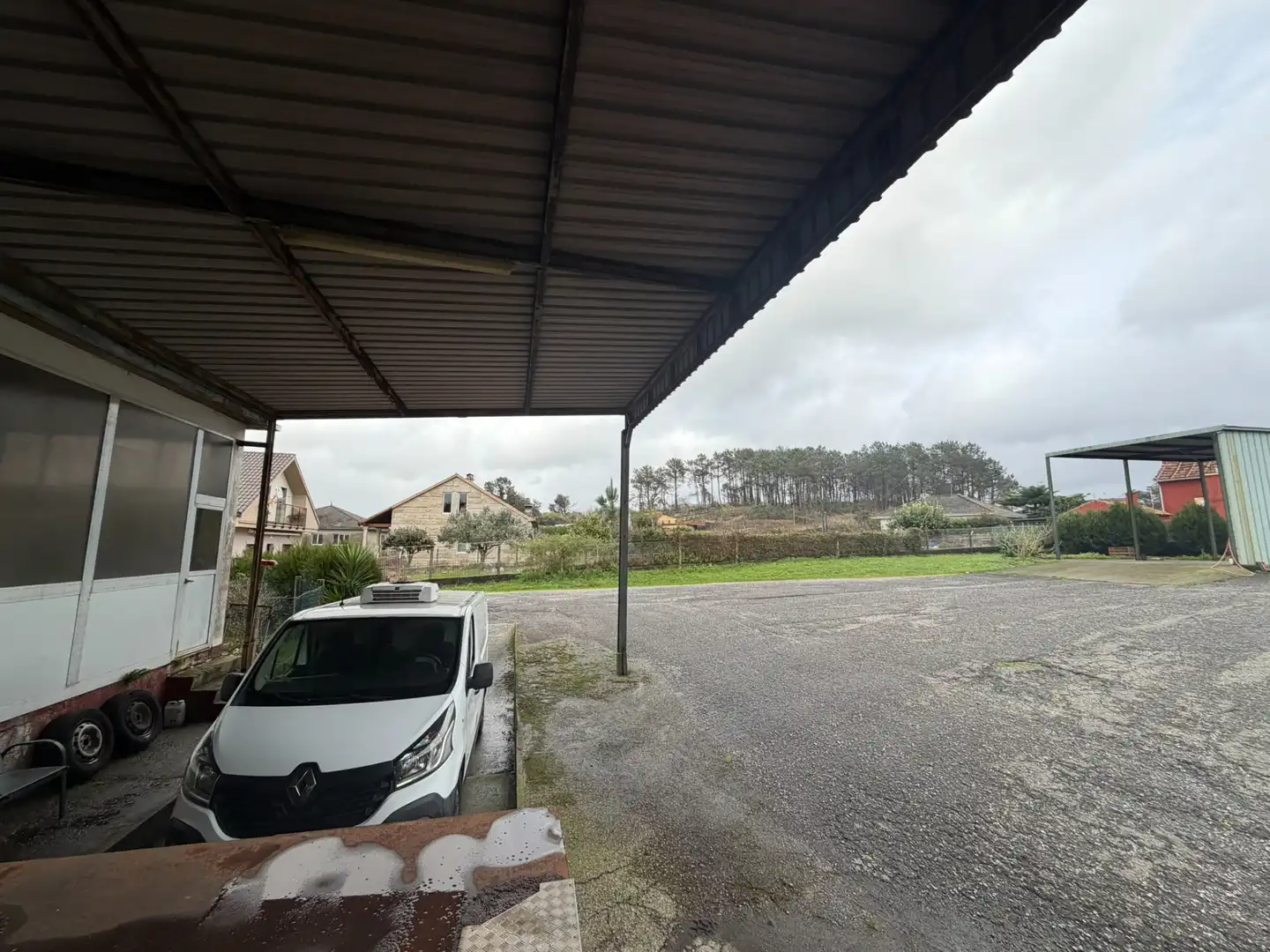 Parkplatz von Fabrikhallen zur Miete in Rianxo