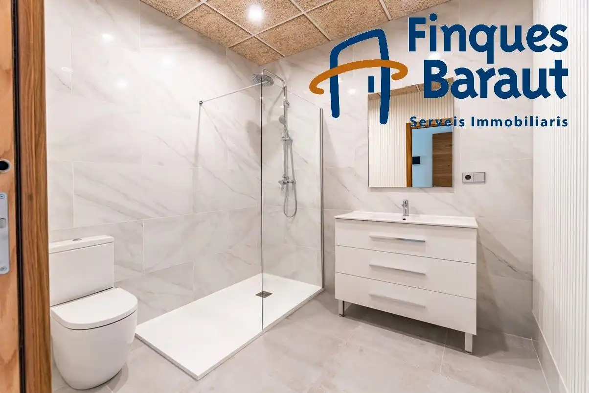 Bathroom of Houses for sale in Figueres  with Air Conditioner, Heating and Private garden
