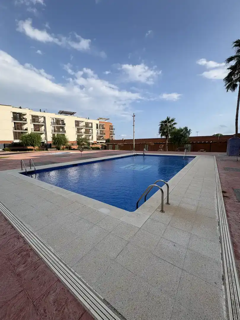 Piscina de Pis en venda en Cubelles amb Aire condicionat, Jardí privat i Traster