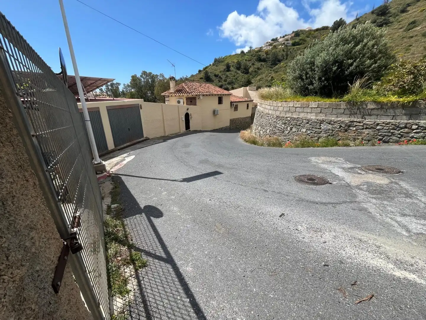 Vista exterior de Casa adosada en venda en Almuñécar amb Piscina comunitària