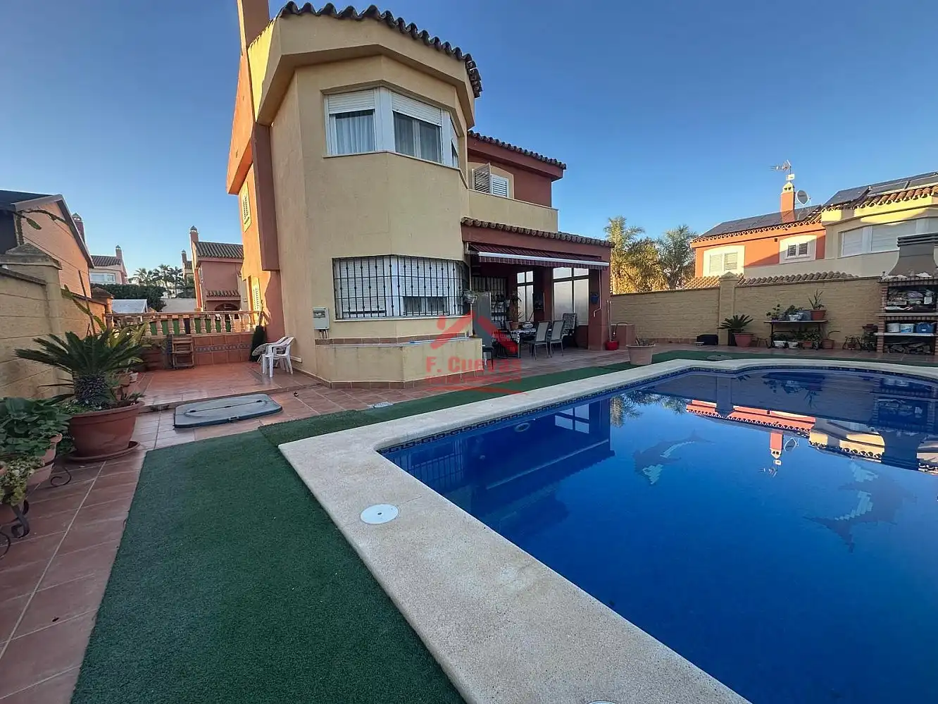 Vista exterior de Casa o xalet en venda en Vélez-Málaga amb Aire condicionat, Calefacció i Terrassa