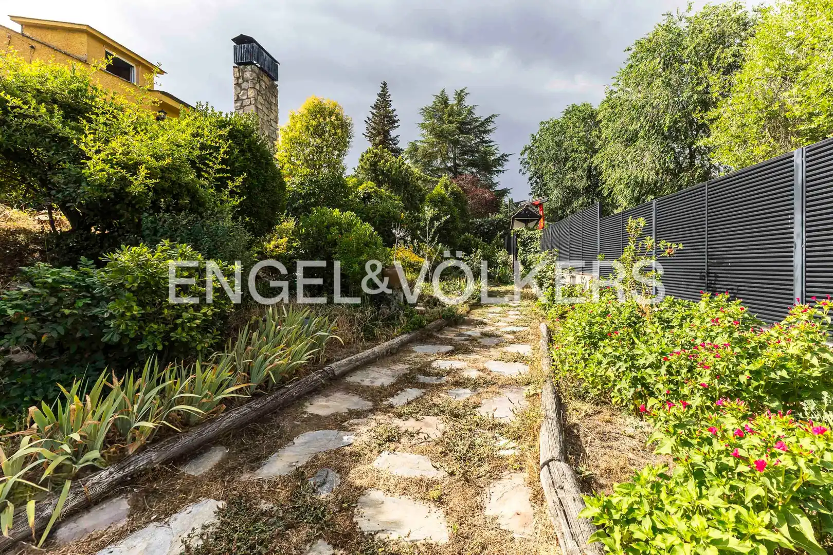 Vista exterior de Casa o xalet en venda en Tres Cantos amb Calefacció, Jardí privat i Parquet
