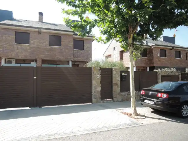 Vista exterior de Casa adosada en venta en Arroyomolinos (Madrid)