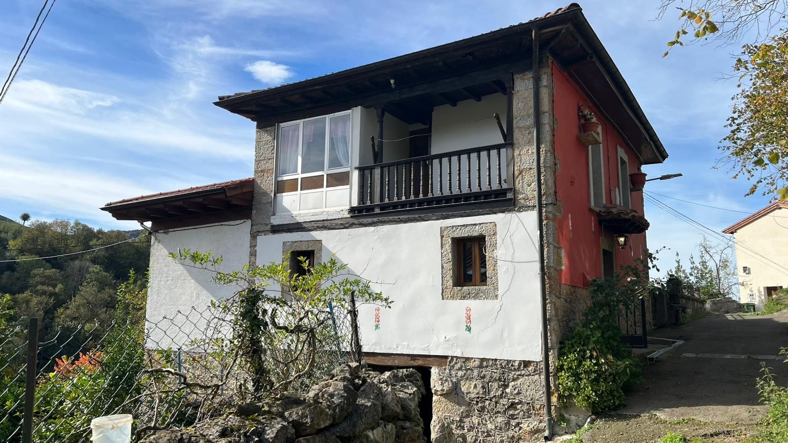 Vista exterior de Casa o xalet en venda en Cangas de Onís amb Jardí privat, Terrassa i Traster