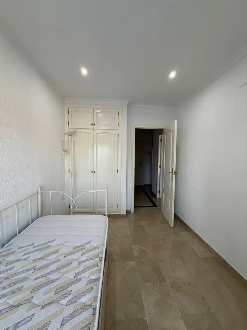 Habitación de Piso de alquiler en Granada con Aire acondicionado, Calefacción y Amueblado