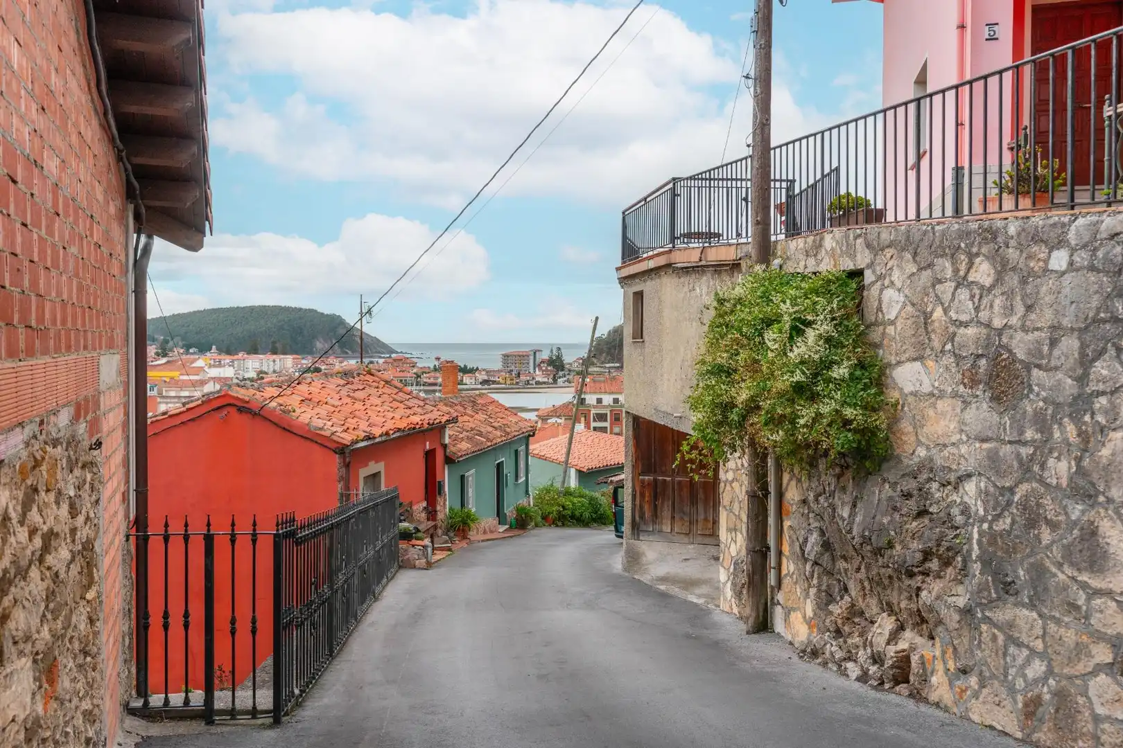 Vista exterior de Casa adosada en venda en Ribadesella amb Calefacció, Terrassa i Traster