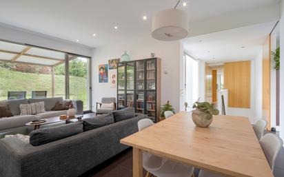 Sala d'estar de Casa o xalet en venda en Bergondo amb Jardí privat