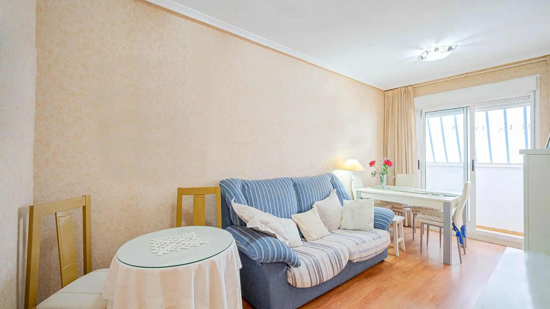 Sala d'estar de Apartament en venda en Torrevieja amb Moblat i Balcó
