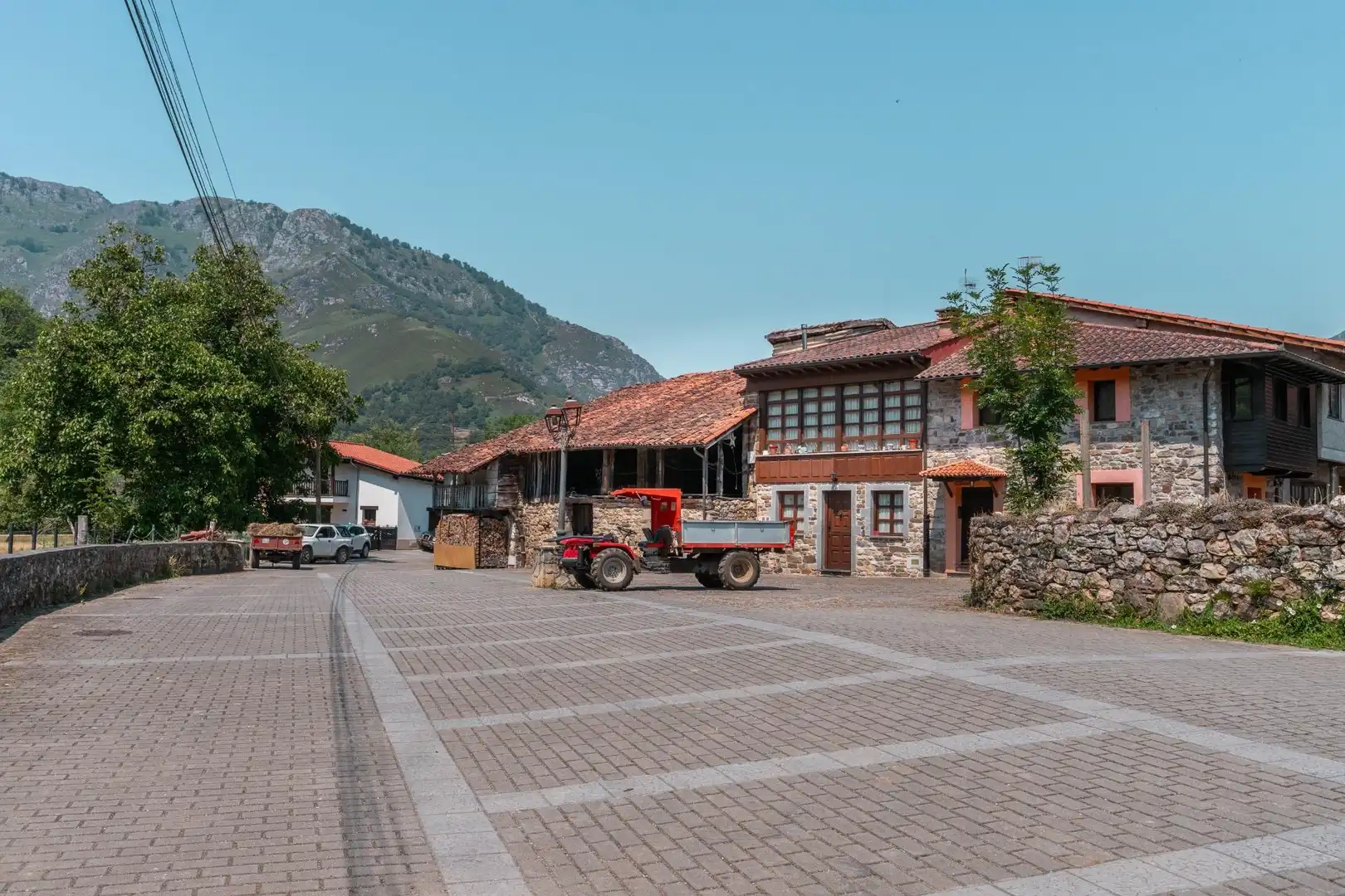 Vista exterior de Casa o xalet en venda en Sobrescobio amb Balcó