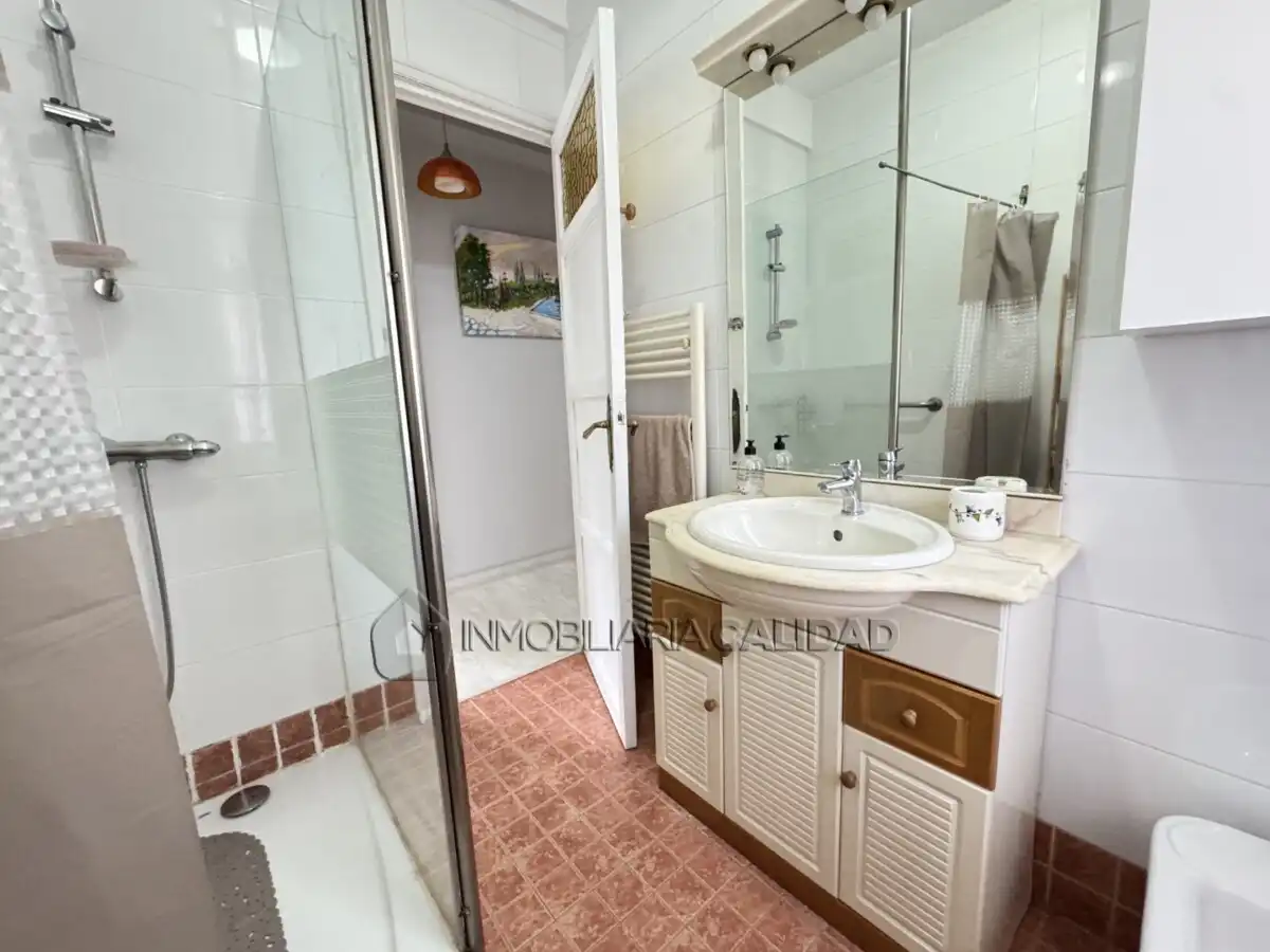 Baño de Piso de alquiler en Burgos con Calefacción y Amueblado