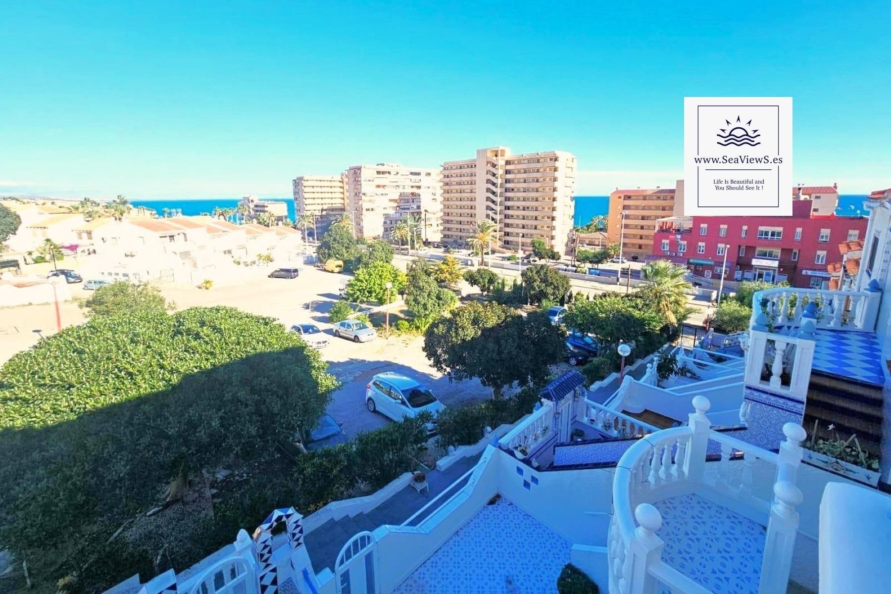 Vista exterior de Casa adosada en venda en Torrevieja amb Aire condicionat, Terrassa i Traster