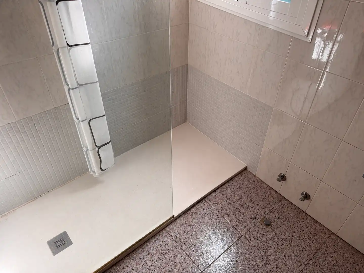 Baño de Piso en venta en Roquetas de Mar con Aire acondicionado, Trastero y Piscina comunitaria
