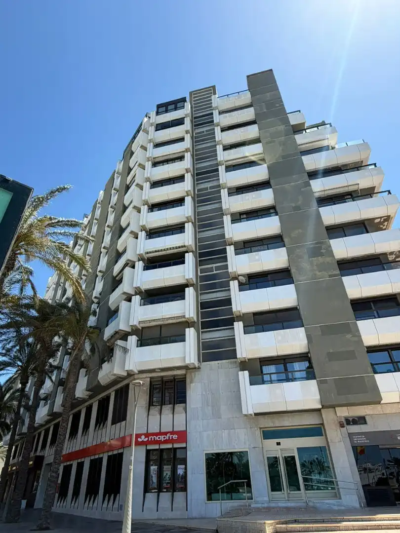 Außenansicht von Wohnung zur Miete in Almería mit Klimaanlage, Heizung und Terrasse