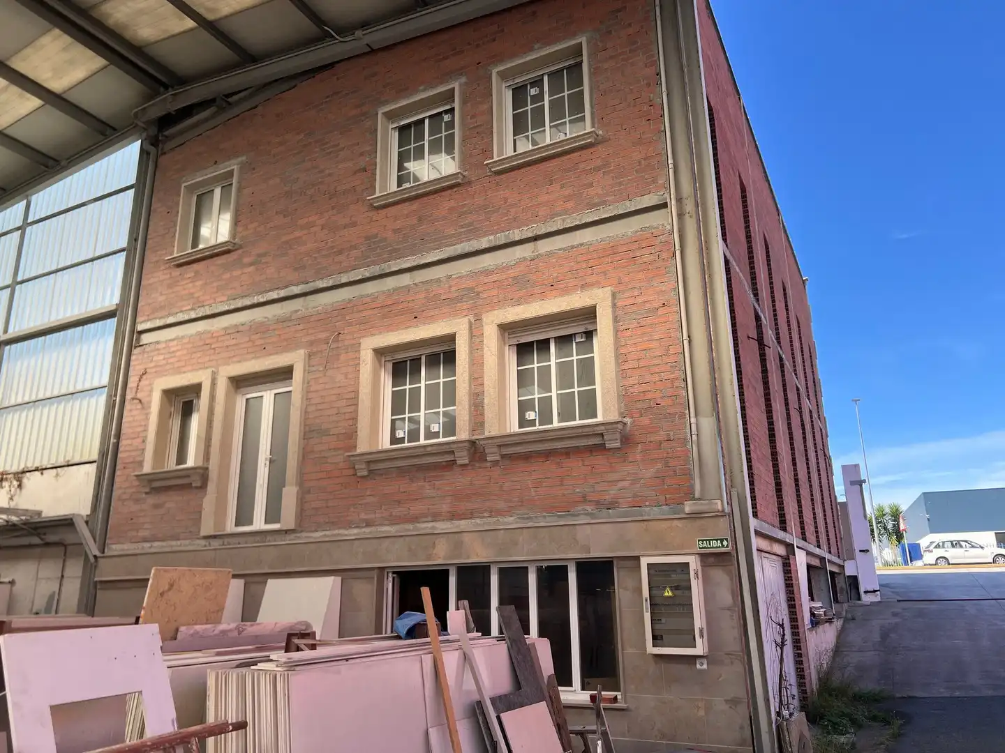 Vista exterior de Nave industrial en venta en Narón