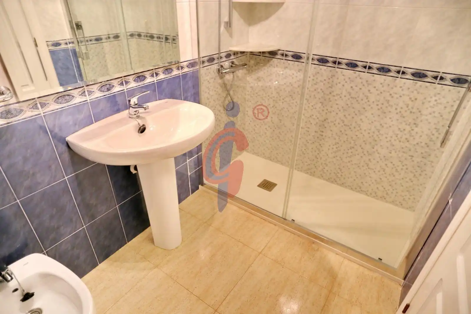 Badezimmer von Dachboden zum Verkauf in Guardamar del Segura mit Terrasse, Abstellraum und Möbliert