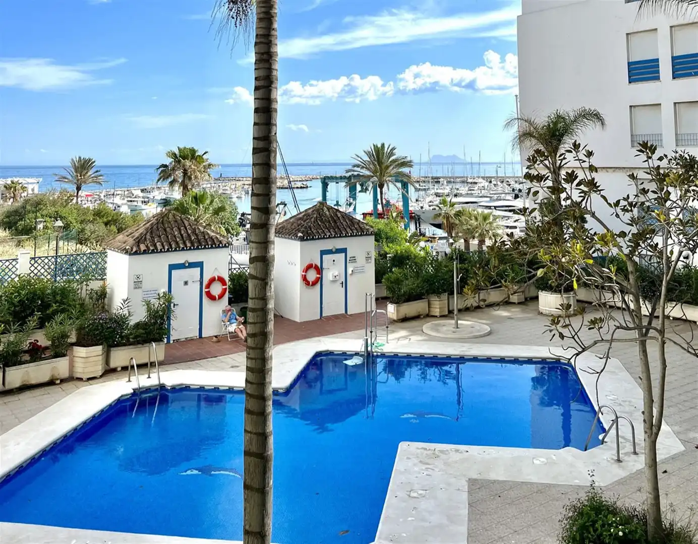 Piscina de Apartament en venda en Estepona amb Aire condicionat i Terrassa