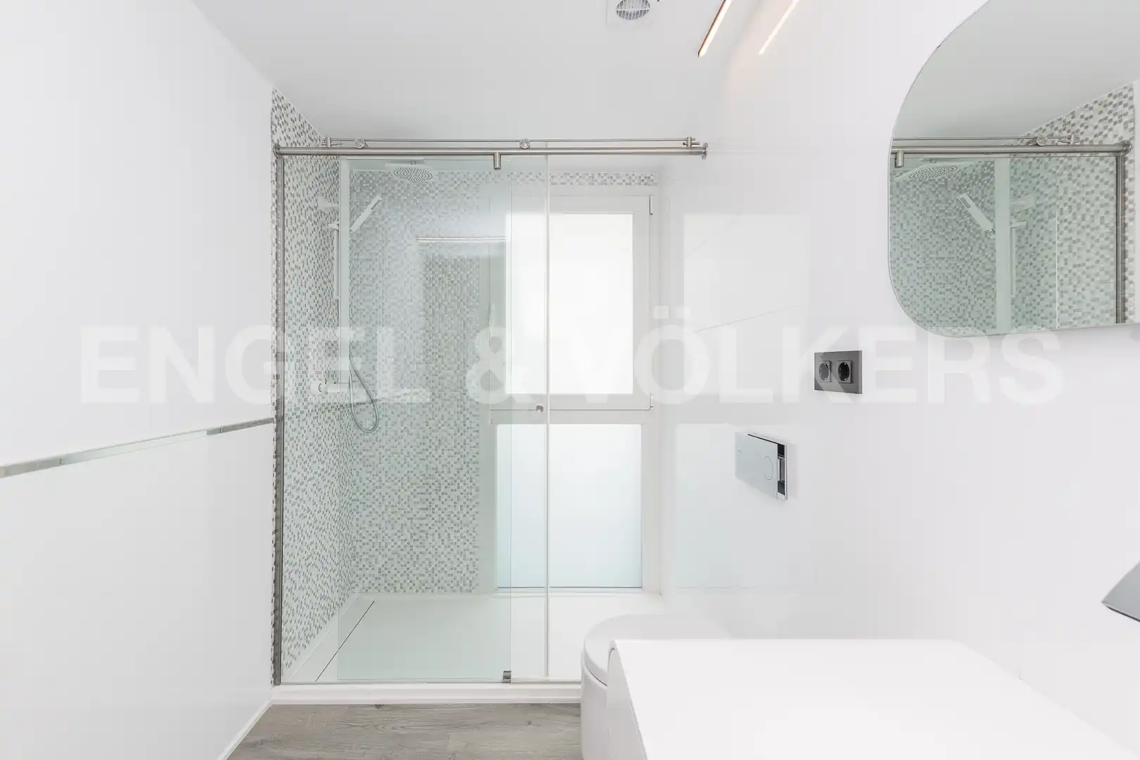 Badezimmer von Dachboden zum Verkauf in Sant Andreu de Llavaneres mit Klimaanlage, Heizung und Parkett
