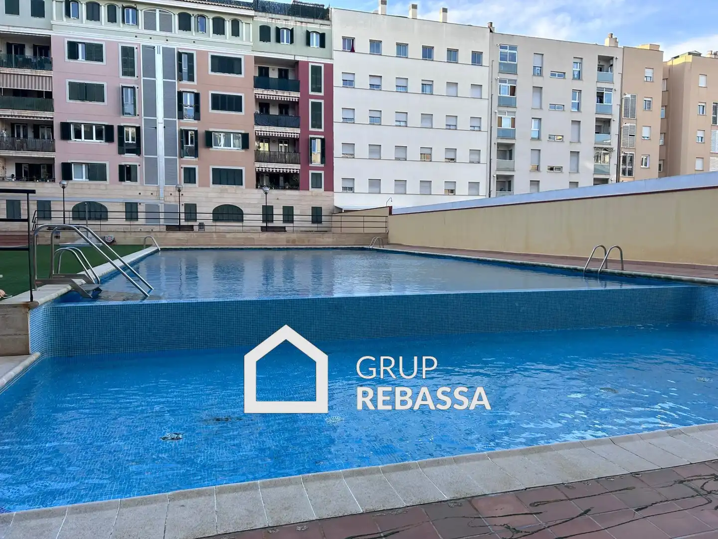 Schwimmbecken von Erdgeschoss zum Verkauf in  Palma de Mallorca mit Klimaanlage, Heizung und Privatgarten