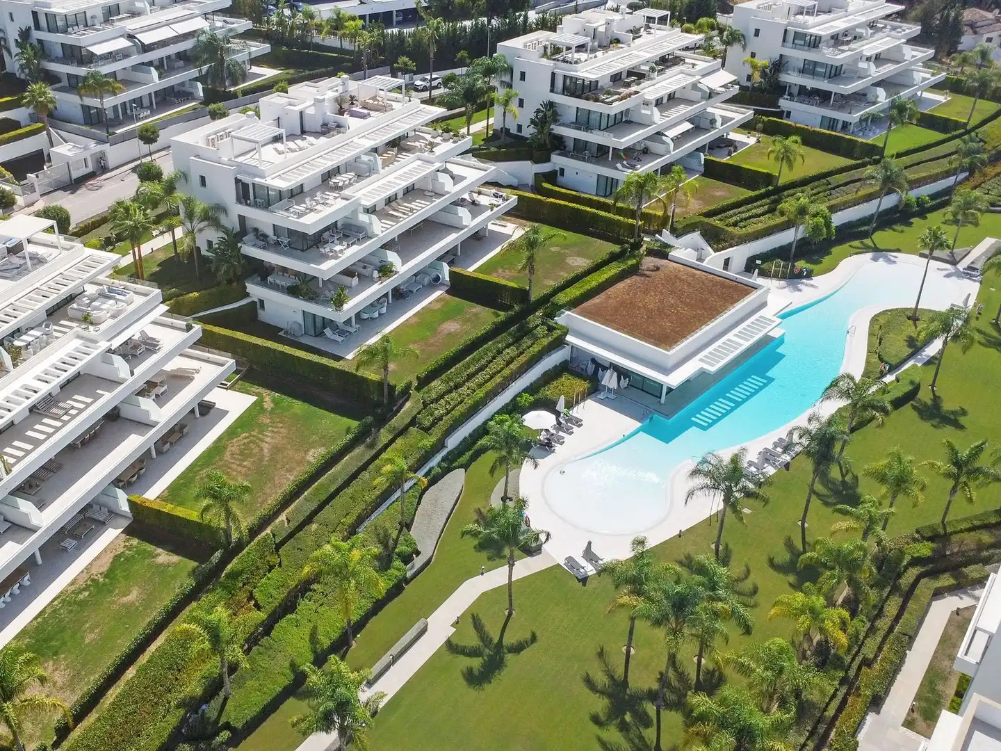 Vista exterior de Apartament en venda en Estepona amb Aire condicionat, Terrassa i Traster