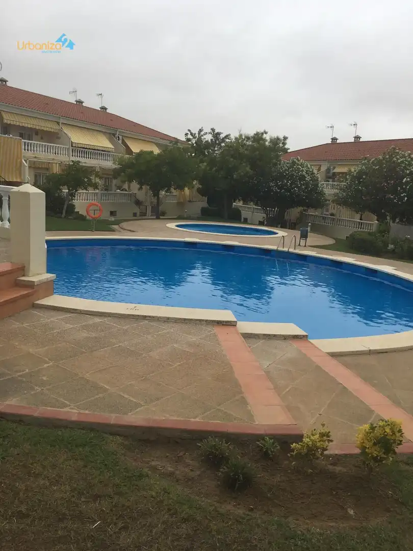 Piscina de Casa adosada en venda en Badajoz amb Calefacció, Terrassa i Piscina comunitària