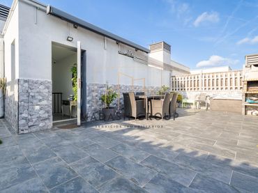 Attico con balcone in vendita a Carrer BEATRIU DE QUERALT