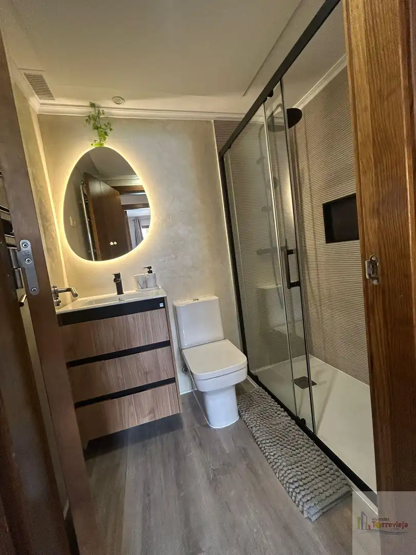 Bany de Apartament de lloguer en Torrevieja amb Aire condicionat, Calefacció i Terrassa