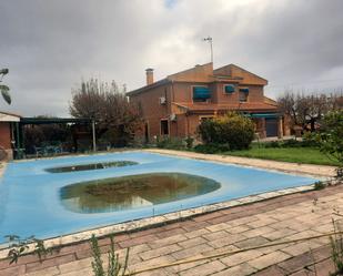 Swimming pool of House or chalet for sale in Talavera de la Reina  with Air Conditioner, Heating and Private garden