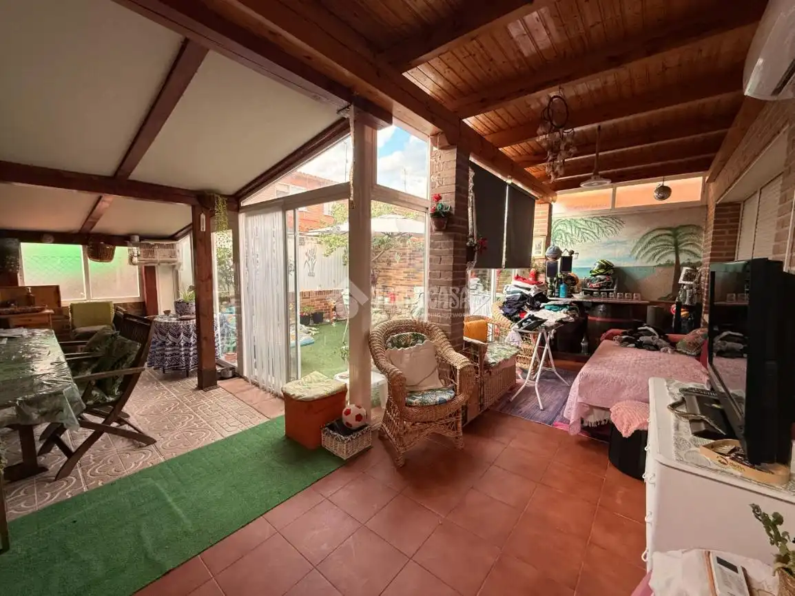 Einfamilien-Reihenhaus zum Verkauf in Torrejón del Rey mit Klimaanlage, Heizung und Privatgarten