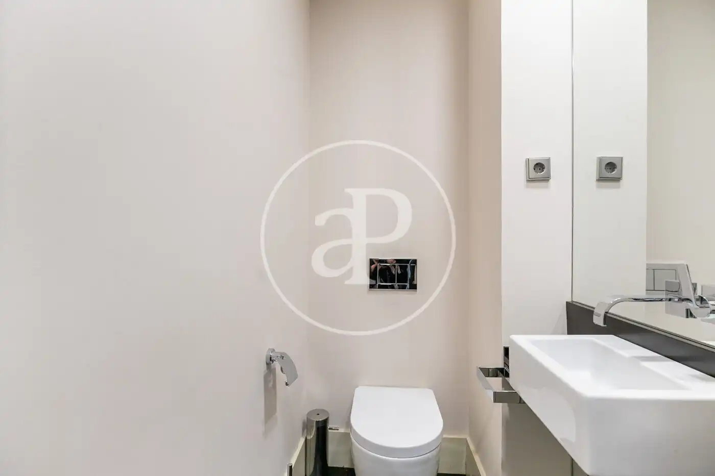 Bathroom of Flat for sale in Barcelona  with Air Conditioner and Heating