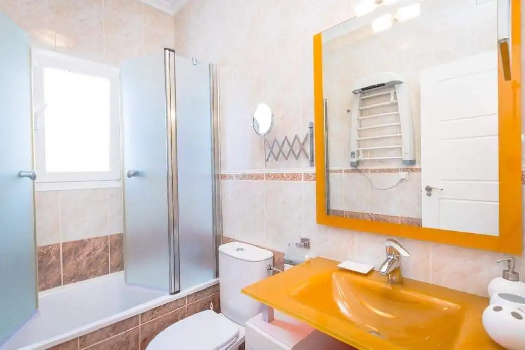 Bany de Casa o xalet de lloguer en Torrevieja amb Aire condicionat, Calefacció i Terrassa