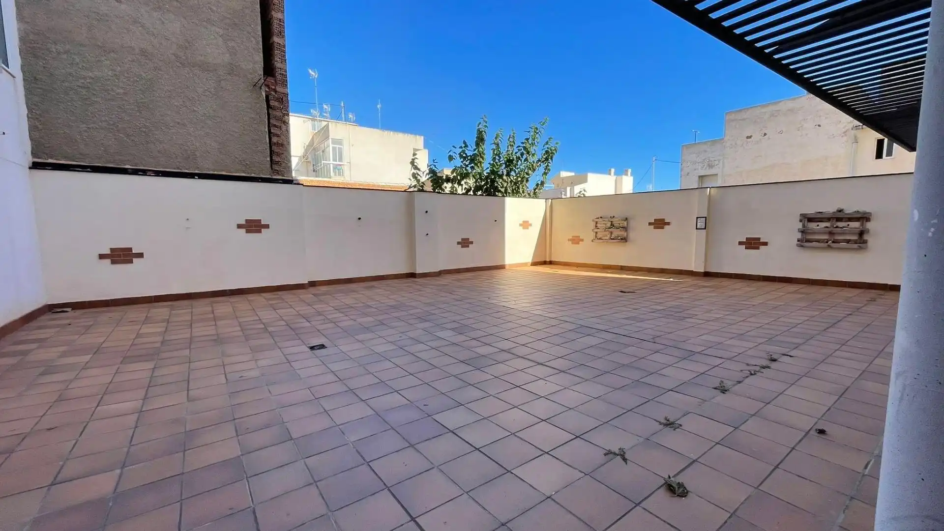 Terrasse von Erdgeschoss zum Verkauf in San Pedro del Pinatar mit Privatgarten, Terrasse und Balkon