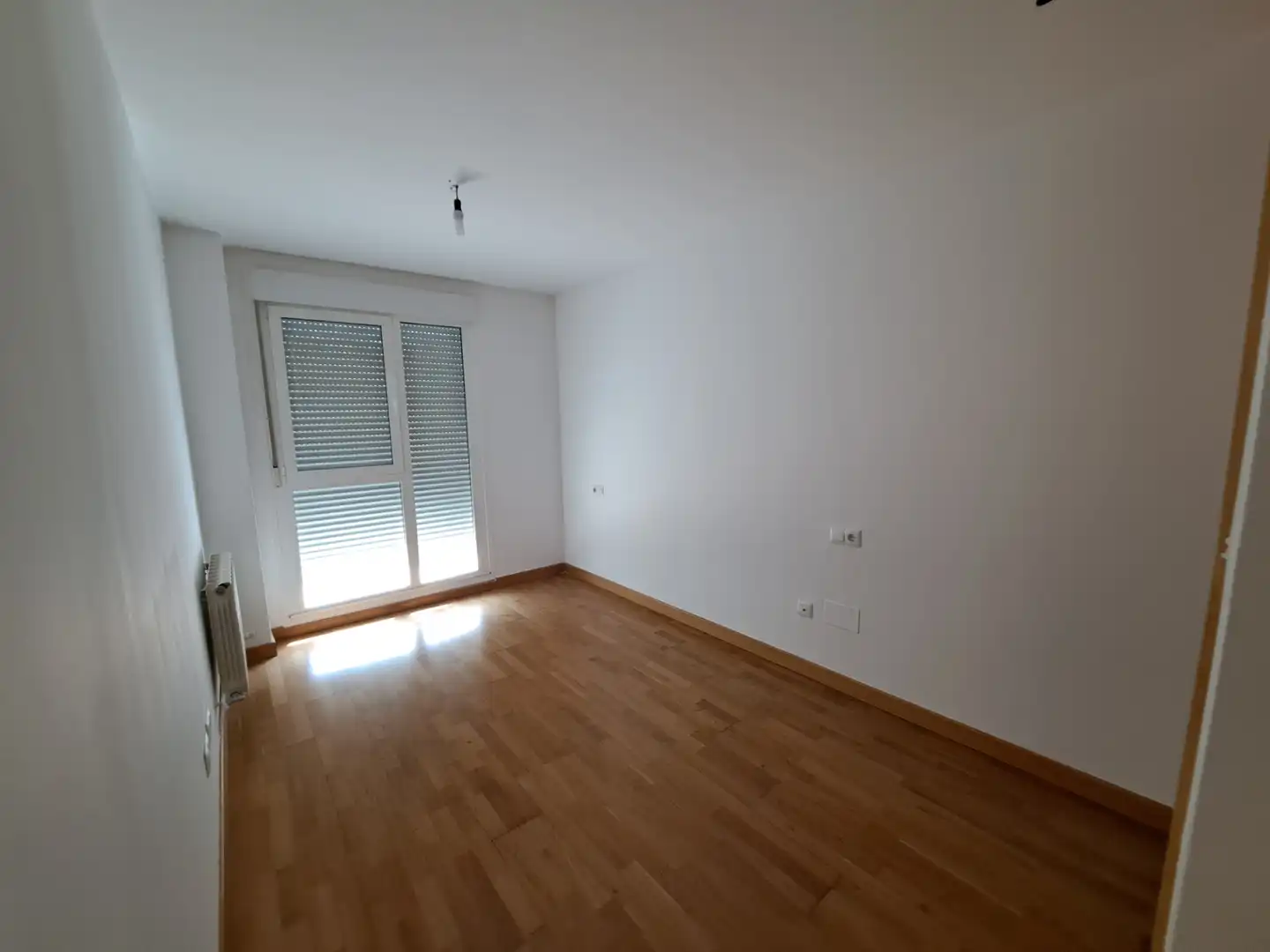 Schlafzimmer von Wohnungen zur Miete in Chozas de Abajo mit Heizung, Parkett und Terrasse