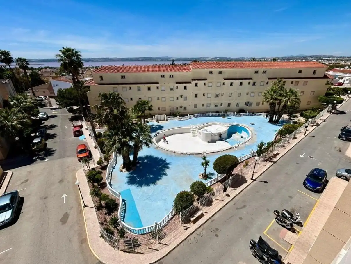 Piscina de Apartament en venda en Torrevieja amb Moblat i Piscina comunitària