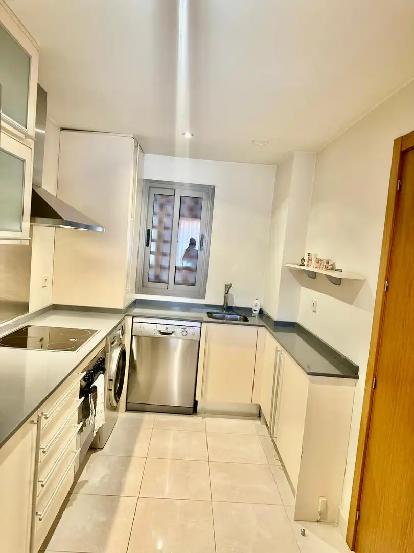 Cocina de Apartamento de alquiler en Estepona con Aire acondicionado, Terraza y Piscina