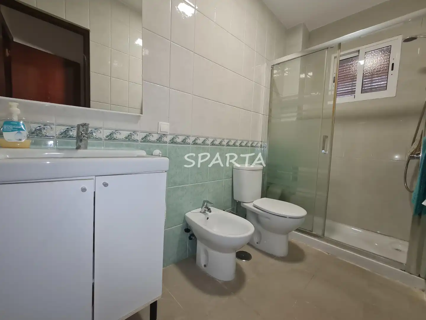 Badezimmer von Country house zum Verkauf in Sanlúcar la Mayor mit Privatgarten, Schwimmbad und Ofen