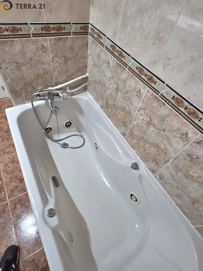 Bany de Pis per a compartir en Jaén amb Aire condicionat i Moblat