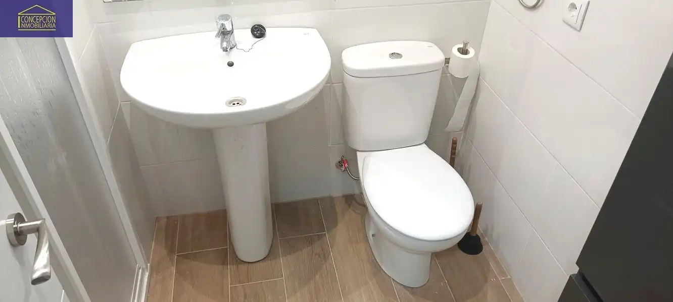 Badezimmer von Wohnung mieten mit Kaufoption in Córdoba mit Klimaanlage, Heizung und Terrasse