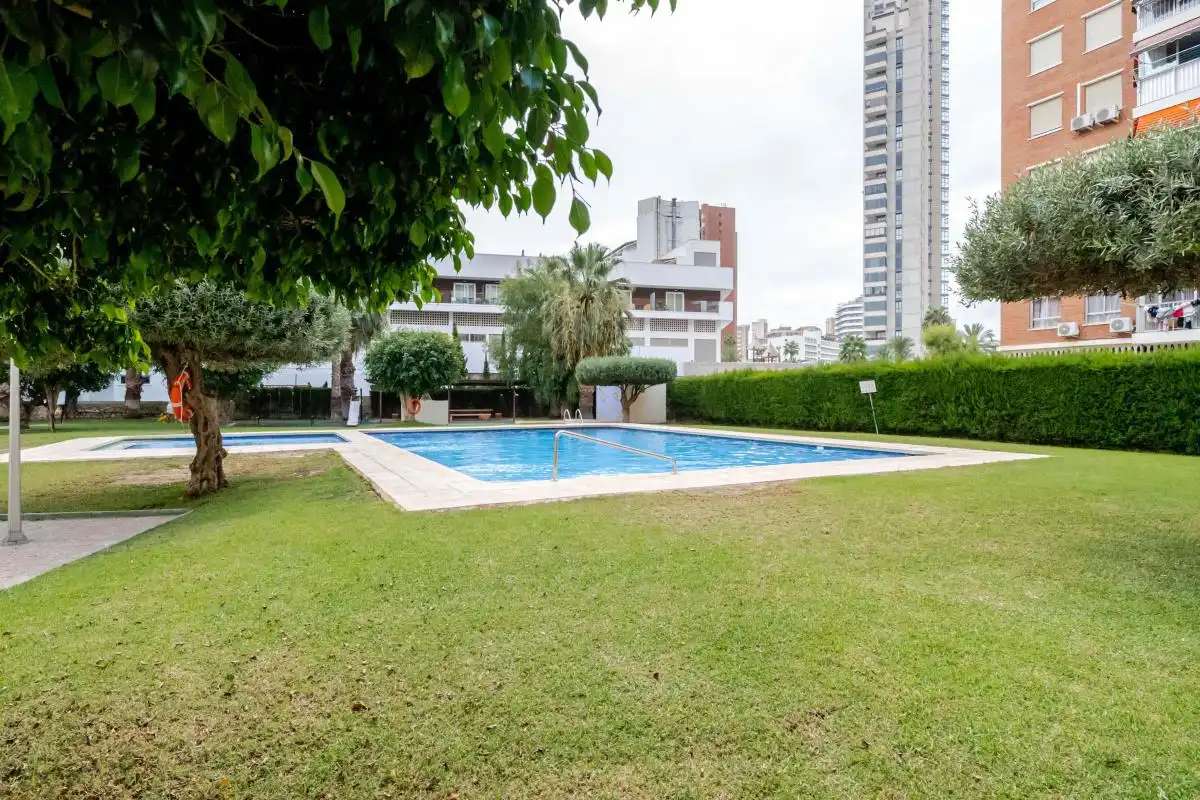 Piscina de Piso en venta en Benidorm con Aire acondicionado, Calefacción y Jardín privado